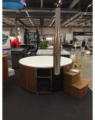 DELUXE GLASS FIBER TUB WITH INTEGRATED WOODEN FIRED HEATER