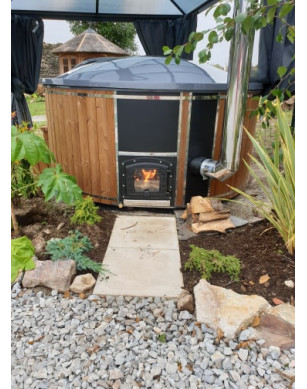 DELUXE GLASS FIBER TUB WITH INTEGRATED WOODEN FIRED HEATER